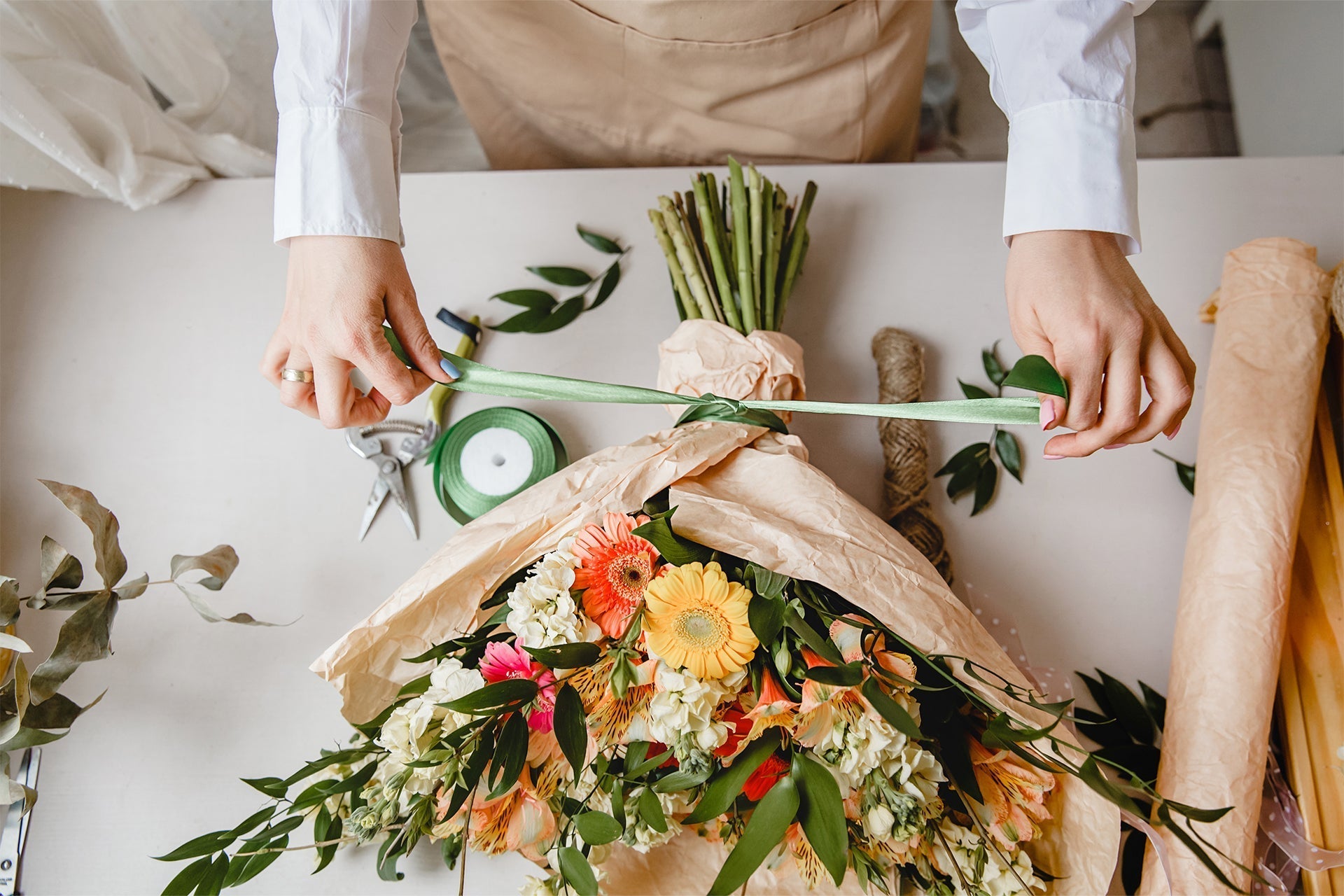 What types of ribbons are recommended for floral arrangements?