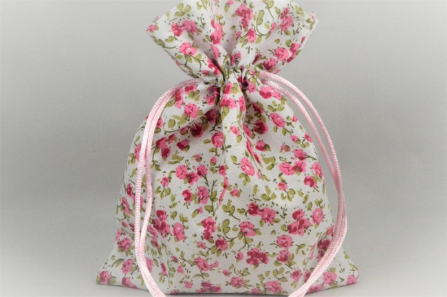 Set of 3 Floral Gift Bags with Draw Strings Each bag has a lovely draw string for tightening. 1 Bag measures either approx 10.5cm x 13cm or 13cm x 18cm. strong Each pack