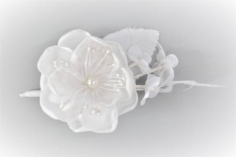 22018 - White Pearl Floral Pick. Measures - 11cm Height x 8cm Width.