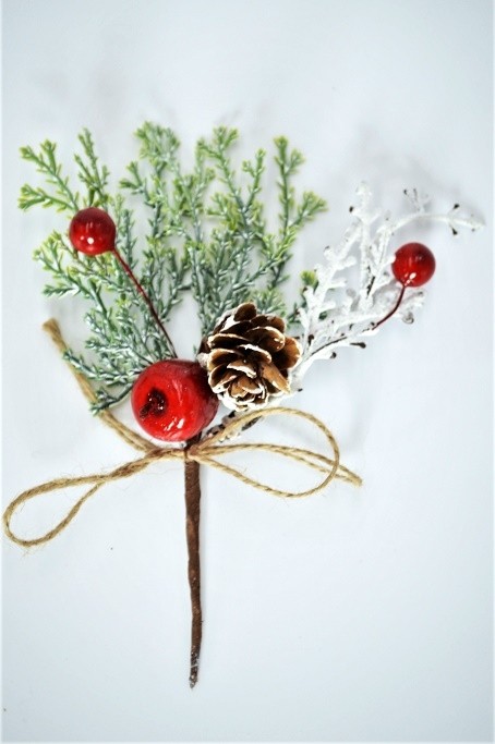 22029 - Twine, Berries & Pine Cones Pick.  Measures - 16cm Height x 10cm Width.