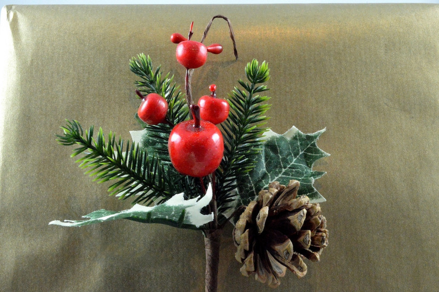 22031 - Berry & Pine Cones Christmas Pick. Measures - 15cm Height x 10cm Width.