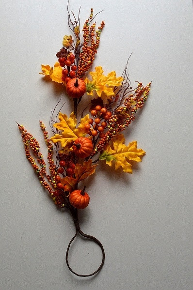 22063 - Large Autumn / Halloween display of leaves with golden orange natural delights. Measures  Height 620mm ,   Width  350mm 