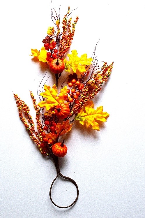 22063 - Large Autumn / Halloween display of leaves with golden orange natural delights. Measures  Height 620mm ,   Width  350mm 