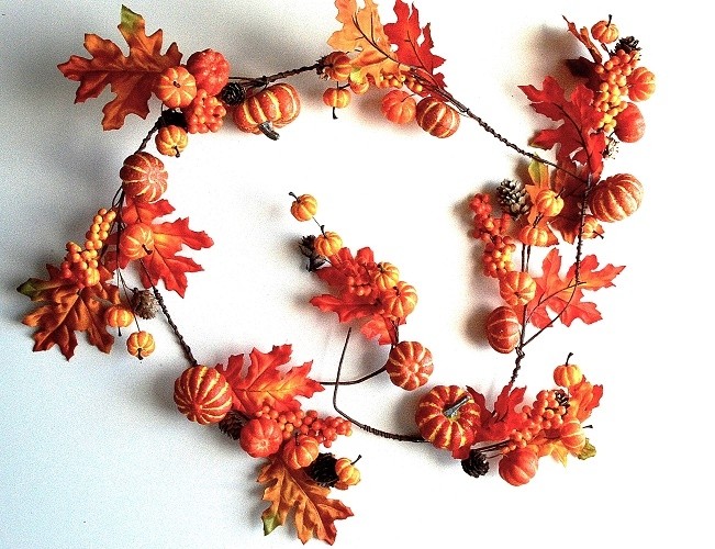 22073 - Autumn and Halloween Golden Orange leaves and fruits - a glorious garland display. Length Apx 1.5m
