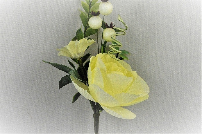 33016 - Soft Cream floral arrangement accompanied with delicate embellishments and leaves.  Height  19cms ,  Width  8cms  (approx)
