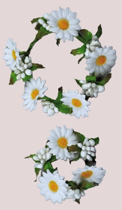 33020 - Beautiful Daisies in a circular floral arrangement.  Perfect as a hanging decoration or the centre piece of a candle. Two Sizes Available.