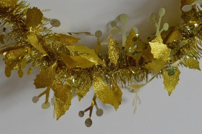 Y785 - Gold Christmas Holly Leaf & Mistletoe Tinsel x 2 Metre Lengths!