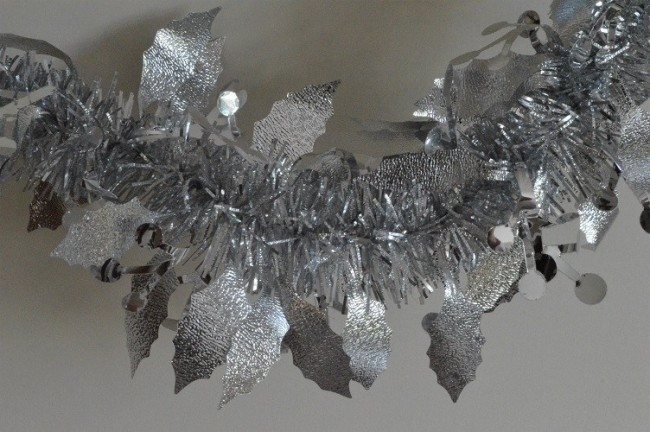 88136 - Silver Christmas Holly Leaf & Mistletoe Tinsel x 2 Metre Lengths!