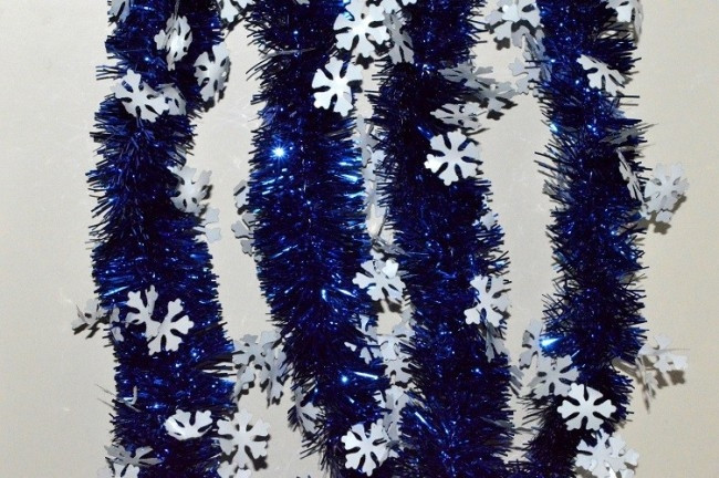 88139 - Blue Coloured Tinsel with Hanging White Snowflakes x 2 Metre Lengths!