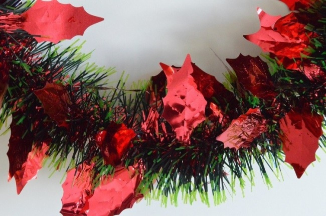 88142 - Red Triple Coloured Holly Leaf Christmas Tinsel x 2 Metre Lengths!