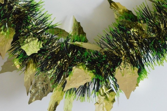 88142 - Gold Triple Coloured Holly Leaf Christmas Tinsel x 2 Metre Lengths!
