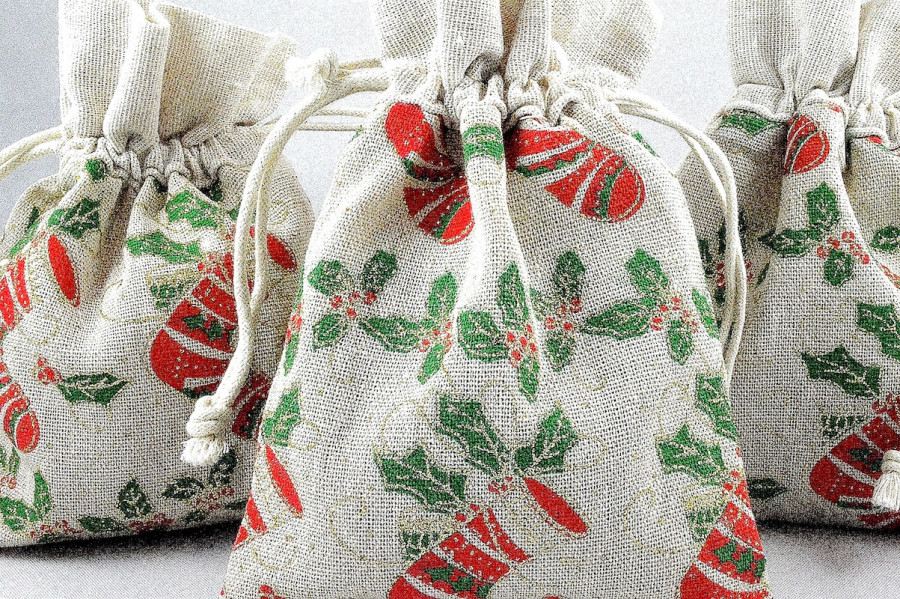 88176 - 13cm x 18cm Holly Leaf & Christmas Stocking Printed Gift Bags (3 Bags)