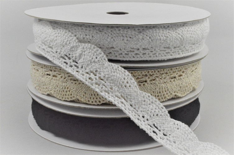 88184 - 20mm Cotton Lace Ribbon Trim.  Vintage patterned design x 10mts