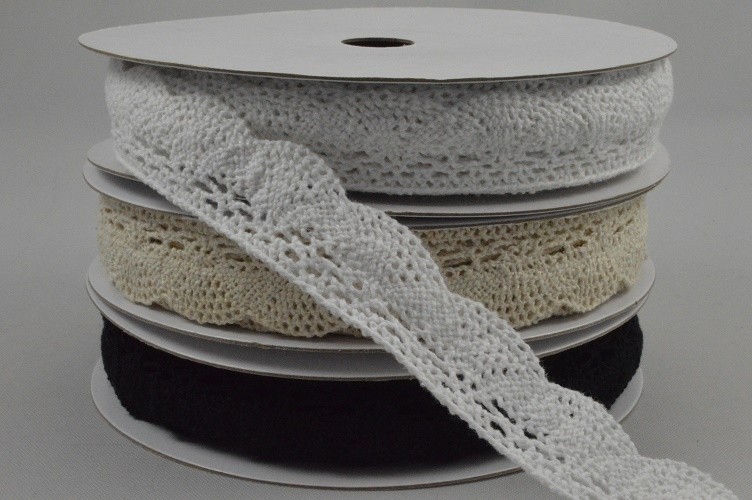 88184 - 20mm Cotton Lace Ribbon Trim.  Vintage patterned design x 10mts