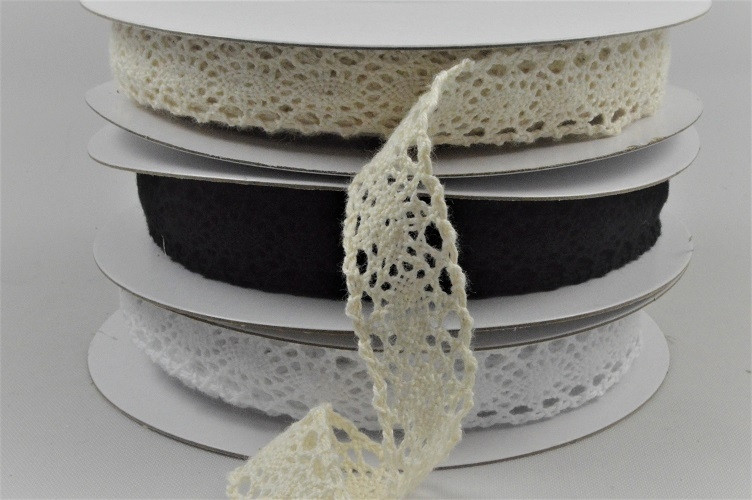 88185 - 20mm Cotton Lace Ribbon Trim.  Vintage Patterned Design x 10 metres