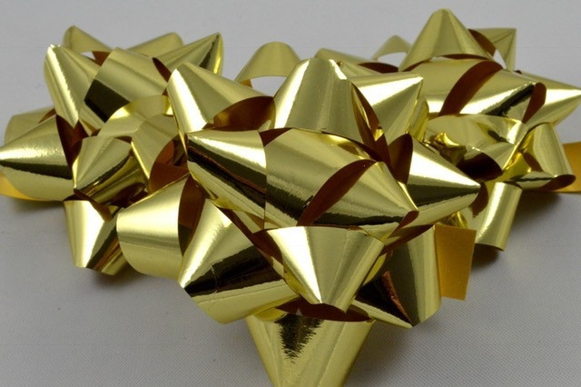 Y675 - Gold Gift Packs of 6 Metallic Bows with Self Adhesive Tab